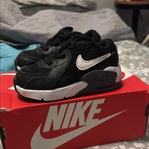 Nike Black and White Sneakers Classic Athletic Design